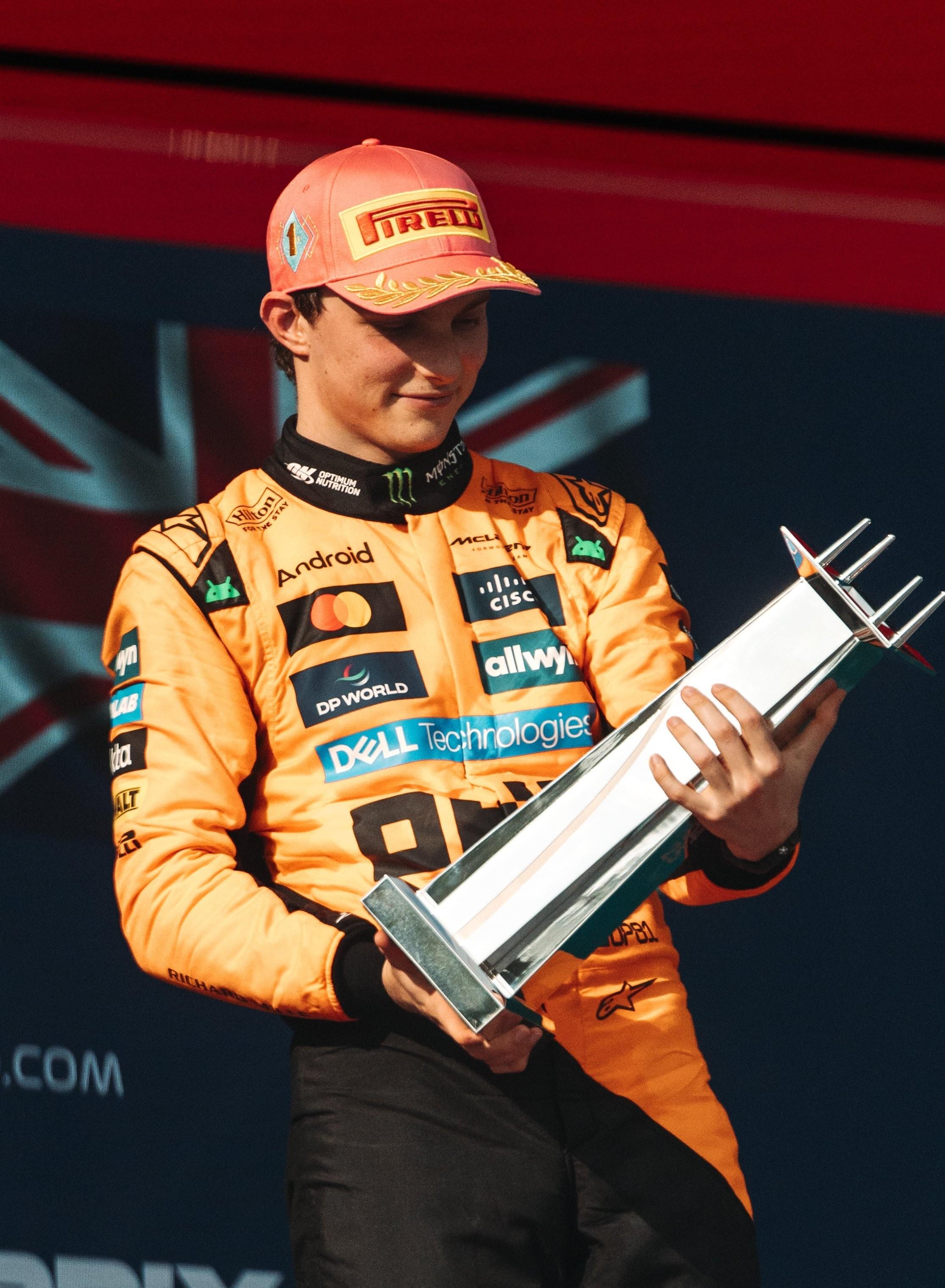 迈凯伦横扫红牛车队,勒克莱尔统治全场 迈凯伦横扫红牛车队,勒克莱尔统治全场