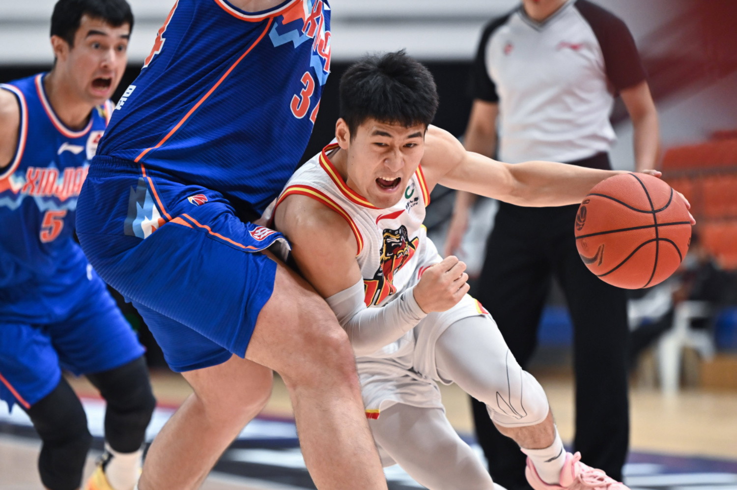 马刺险胜吉林队,锡安扛起全队 马刺险胜吉林队,锡安扛起全队