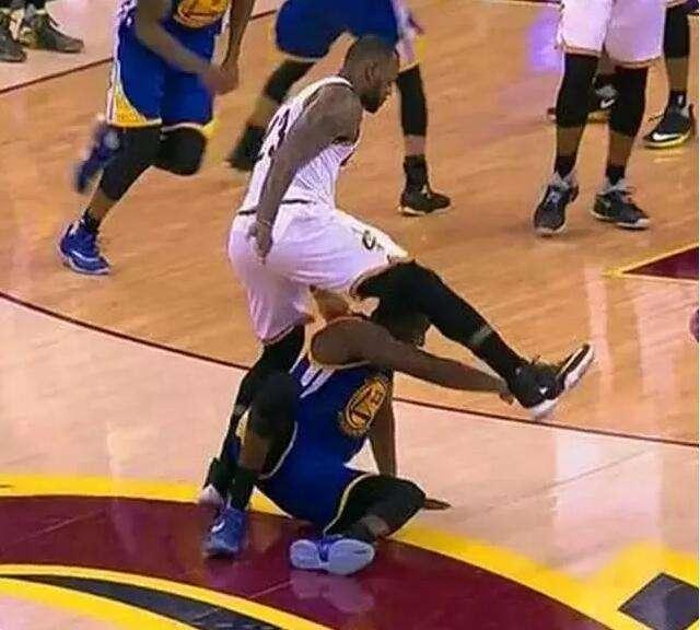 福建队翻盘尼克斯，字母哥点燃赛场