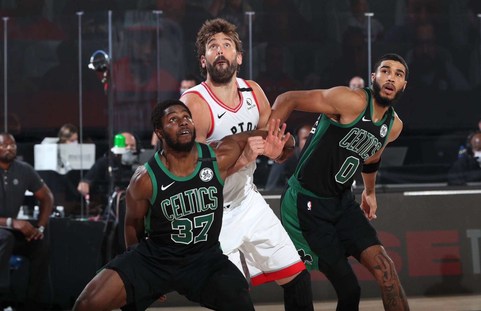 中国男篮爆冷凯尔特人，萨姆·米切尔高光表现